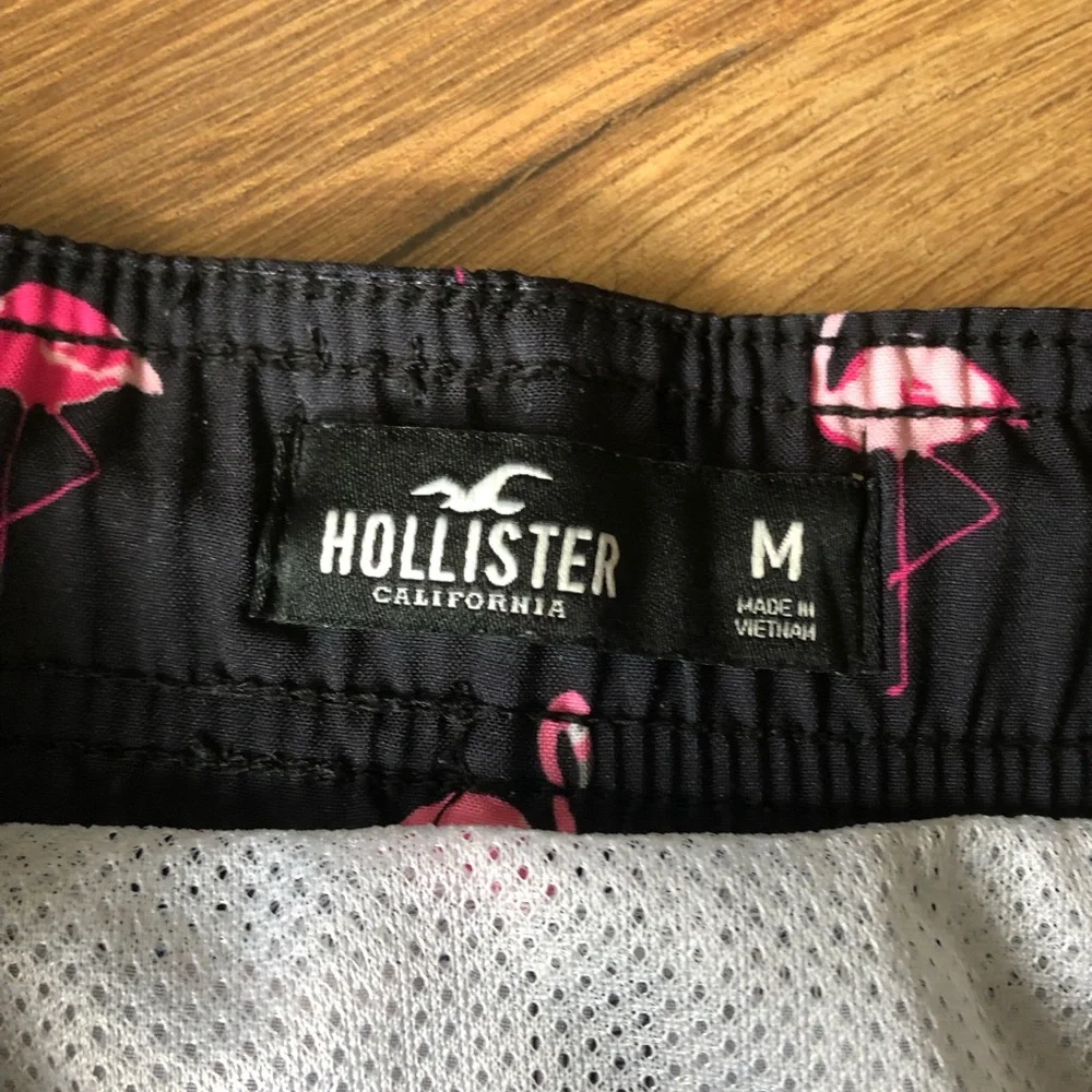 Men’s Black w/ pink Flamingos swim trunks  Hollister  Size Medium